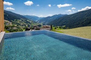 Alpine Trance Dive - das Hotel in den Alpen. Wir etablieren gemeinsam deinen Kraftort - Aussenbereich Pool mit Talblick